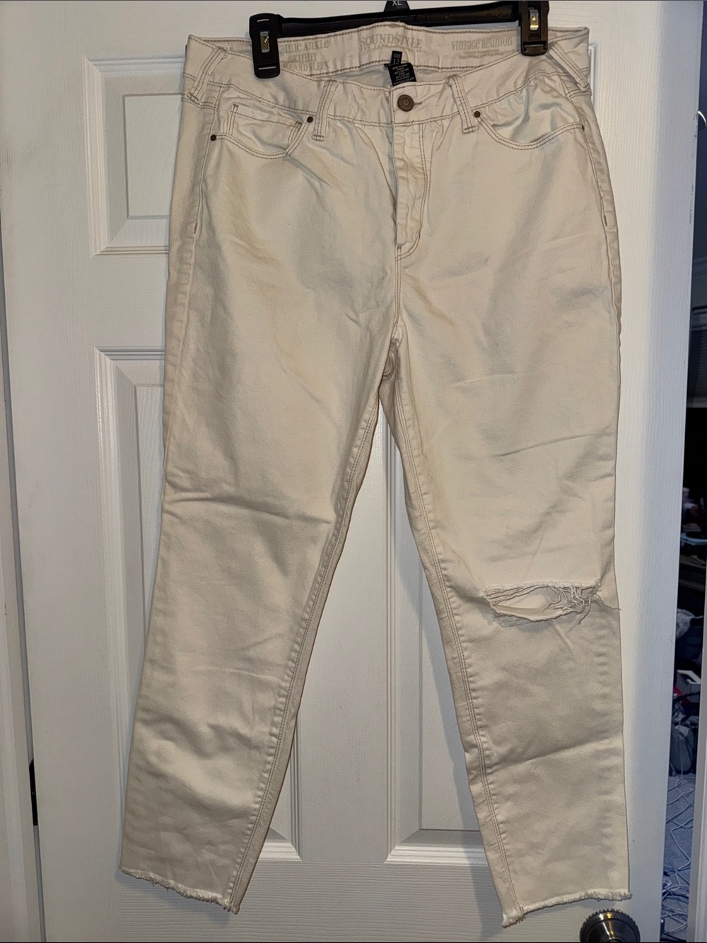Women’s Cream Distressed Straight-Leg Jeans